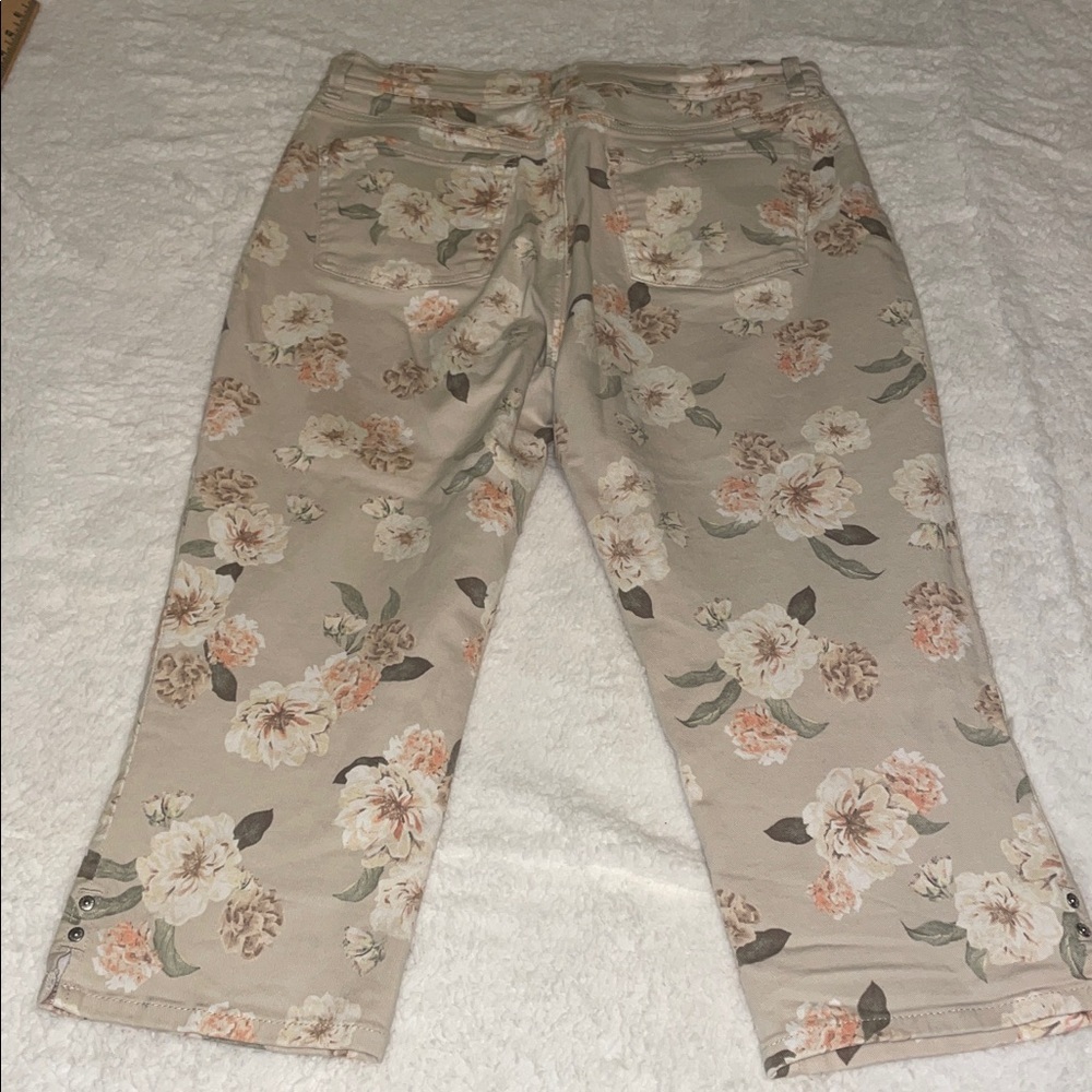 Gloria Vanderbilt Beige Floral Women's Capris. Size 14. - Picture 3 of 10